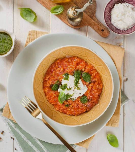 A Tomaten-Orzotto mit Burrata und Basilikumsauce