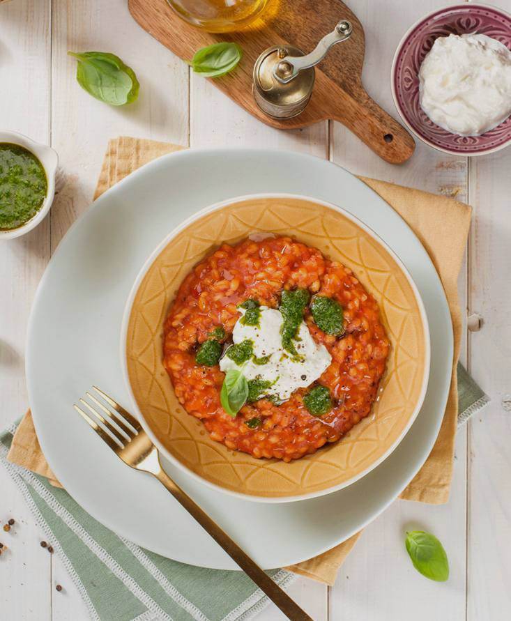 A Tomaten-Orzotto mit Burrata und Basilikumsauce | Pomito Germany
