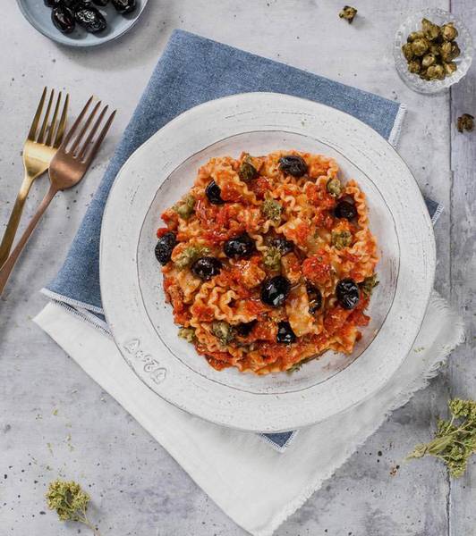 Reginette mit Sauce aus frischem Thunfisch, Tomaten, schwarzen Oliven und frittierten Kapern