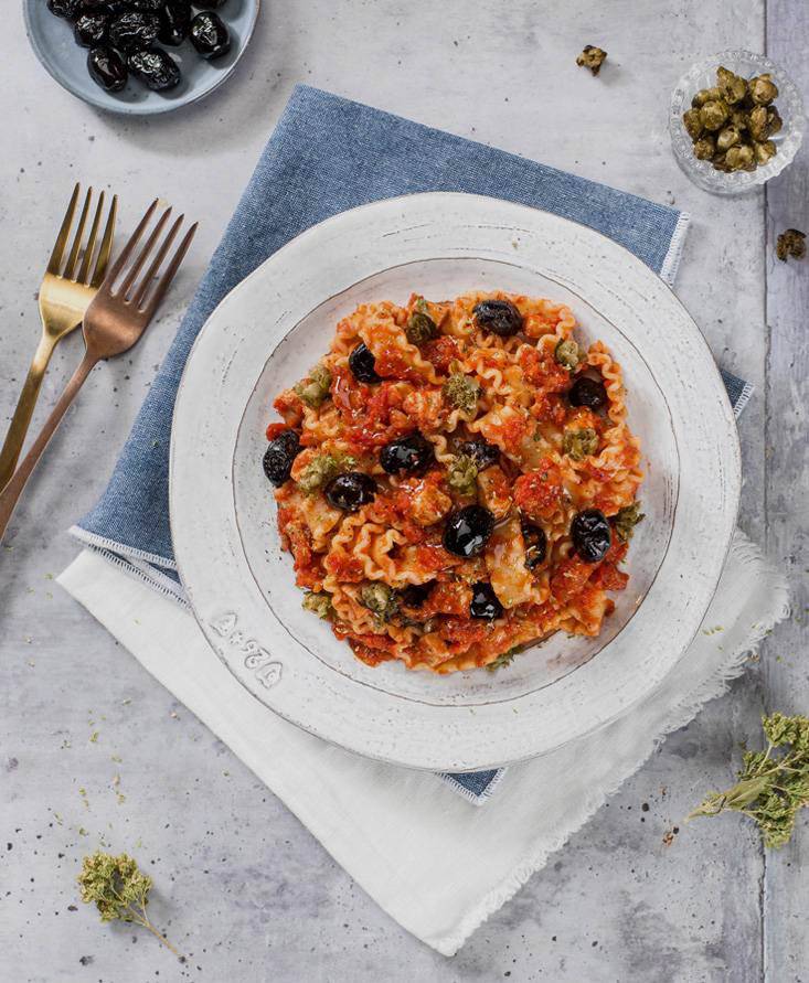 Reginette mit Sauce aus frischem Thunfisch, Tomaten, schwarzen Oliven und frittierten Kapern