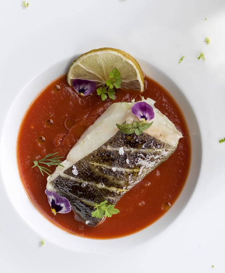 STOCKFISCH MIT KNUSPRIGER HAUT AUF EINEM TOMATENSAUCENSPIEGEL | Pomito ...