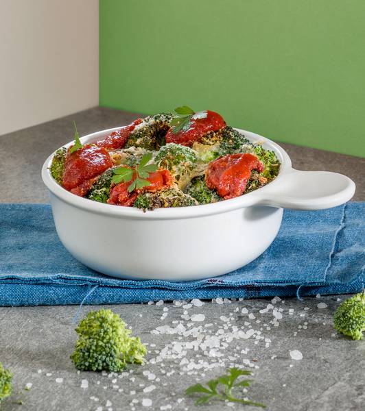 Gratinierter Brokkoli mit Tomatensauce und Taleggio