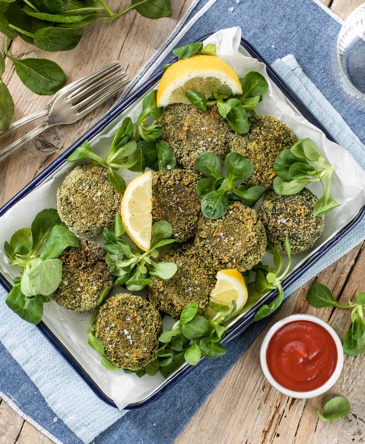 Mini-Burger aus Linsen und Spinat mit Ketchup