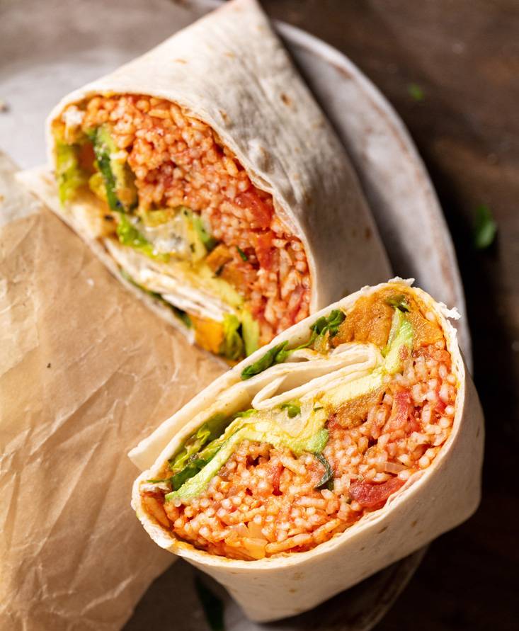 Veganer Burrito mit Tomaten-Reis