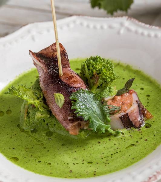 MIT TOMATEN GEFÜLLTE TINTENFISCHE AUF EINEM PÜREE VON CIME DI RAPA