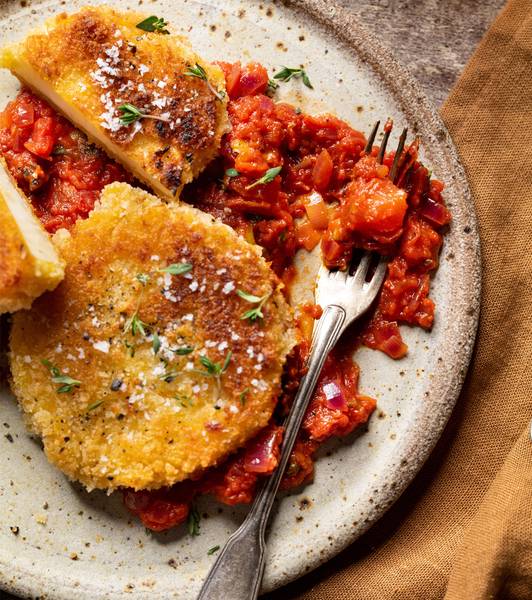 Veganes Sellerieschnitzel mit scharfer Tomaten Sugo