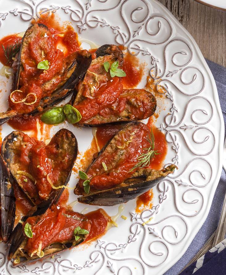GEFÜLLTE MIESMUSCHELN AUF EINER DICKFLÜSSIGEN TOMATENSAUCE