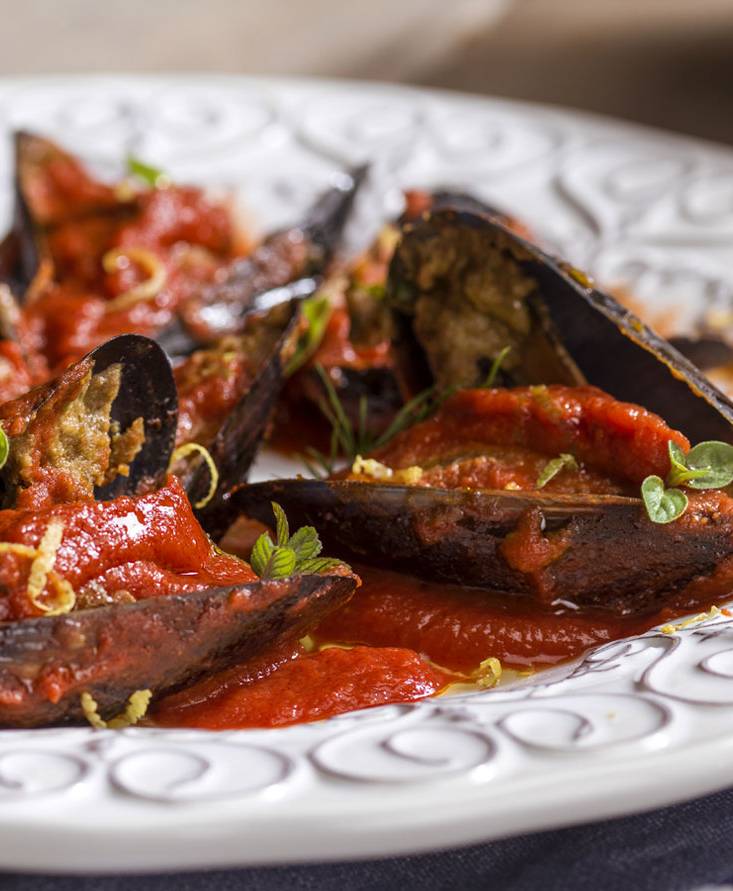 GEFÜLLTE MIESMUSCHELN AUF EINER DICKFLÜSSIGEN TOMATENSAUCE