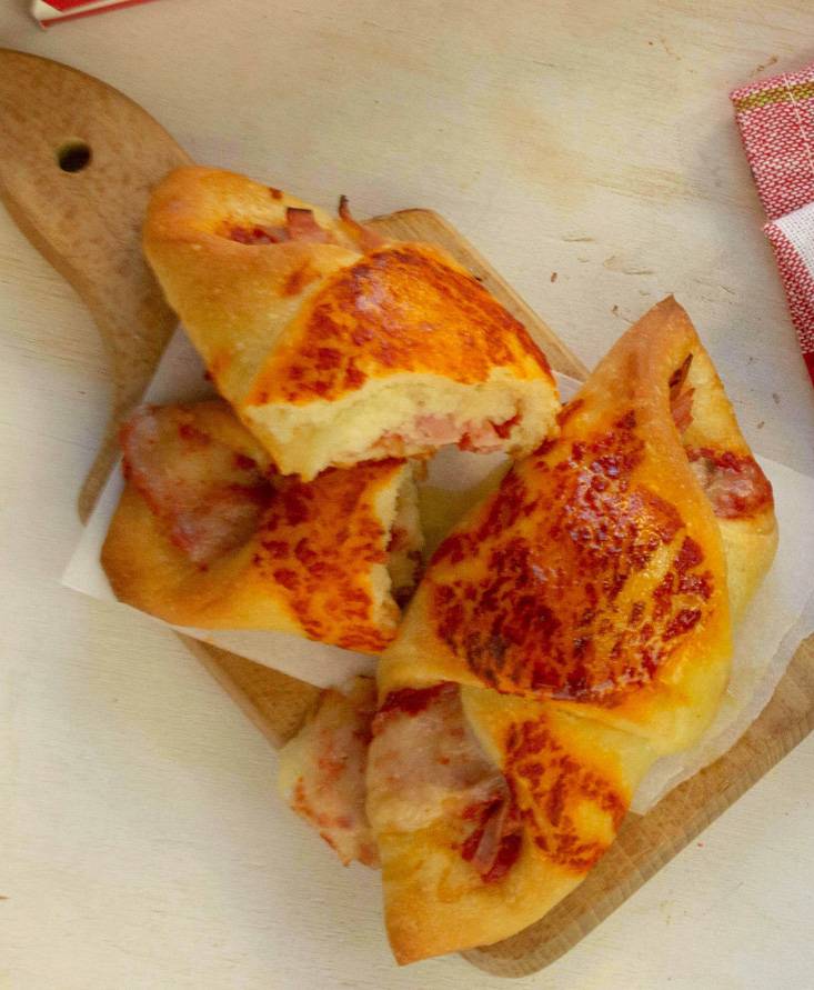 Weiche Stangenbrötchen mit Kochschinken, Provola und passierten Tomaten von Pomìto