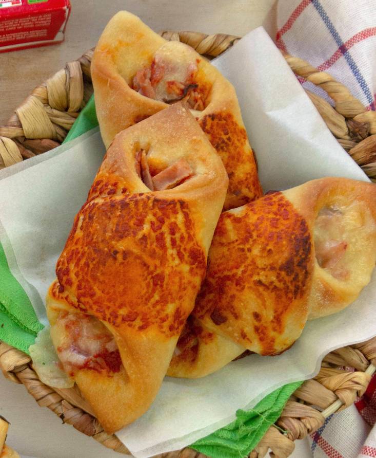 Weiche Stangenbrötchen mit Kochschinken, Provola und passierten Tomaten von Pomìto