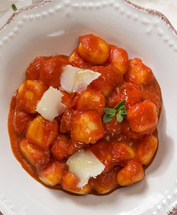 GNOCCHI MIT TOMATENSAUCE UND FEIN GEHOBELTEM PARMESAN