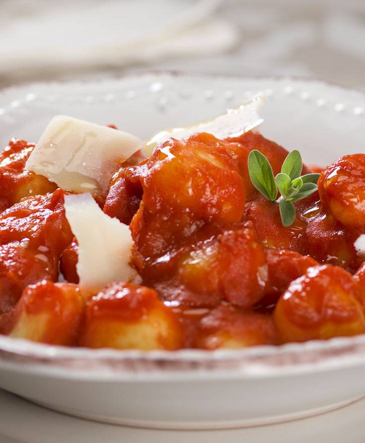 GNOCCHI MIT TOMATENSAUCE UND FEIN GEHOBELTEM PARMESAN