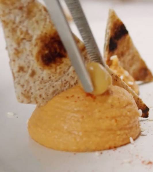 Kichererbsen-Hummus mit Tomaten