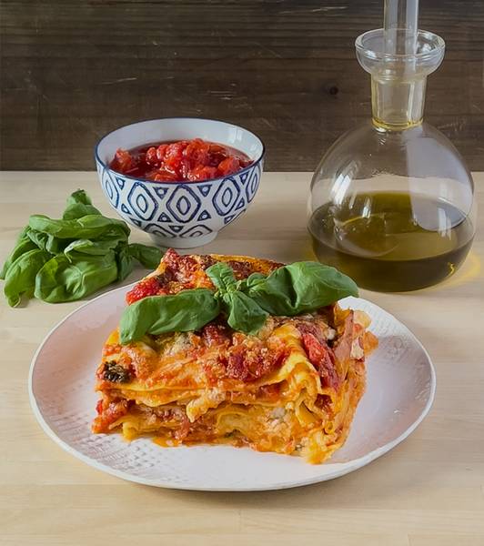 Lasagne mit Tomaten und Basilikum