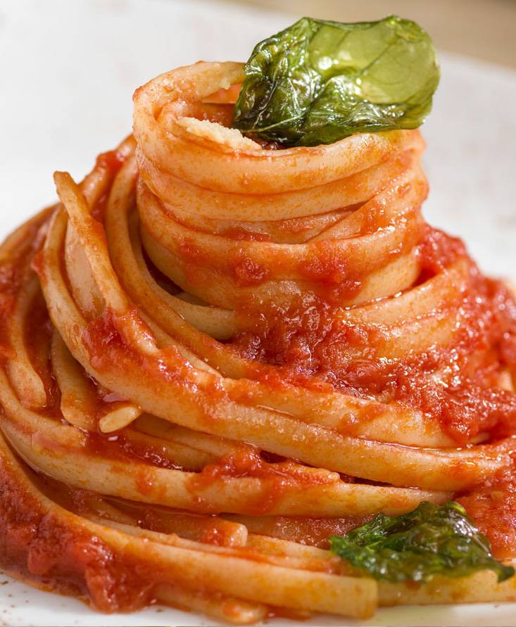 LINGUINE MIT TOMATENSAUCE, MIT KLEINEN PARMESANWAFFELN UND FRITTIERTEM BASILIKUM GARNIERT