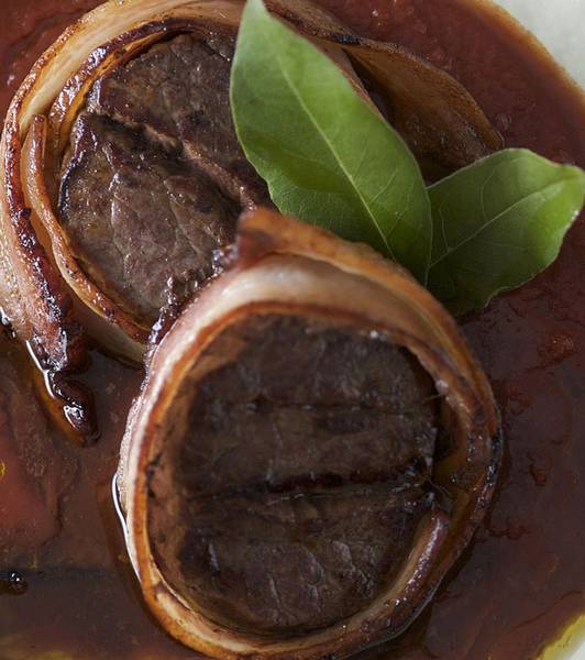 Rindermedaillons mit Speck, Tomaten und Rotwein