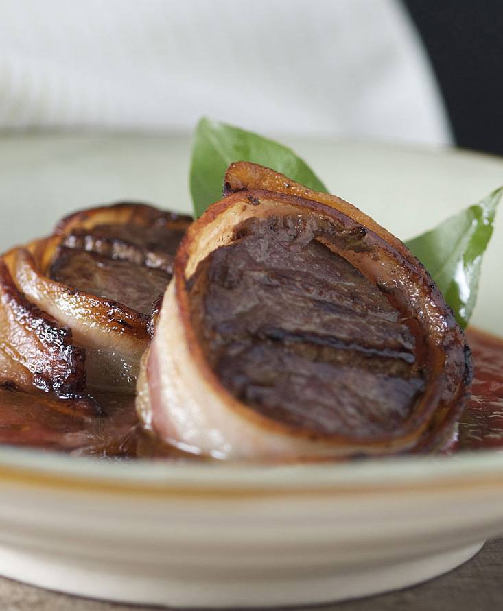 Rindermedaillons mit Speck, Tomaten und Rotwein