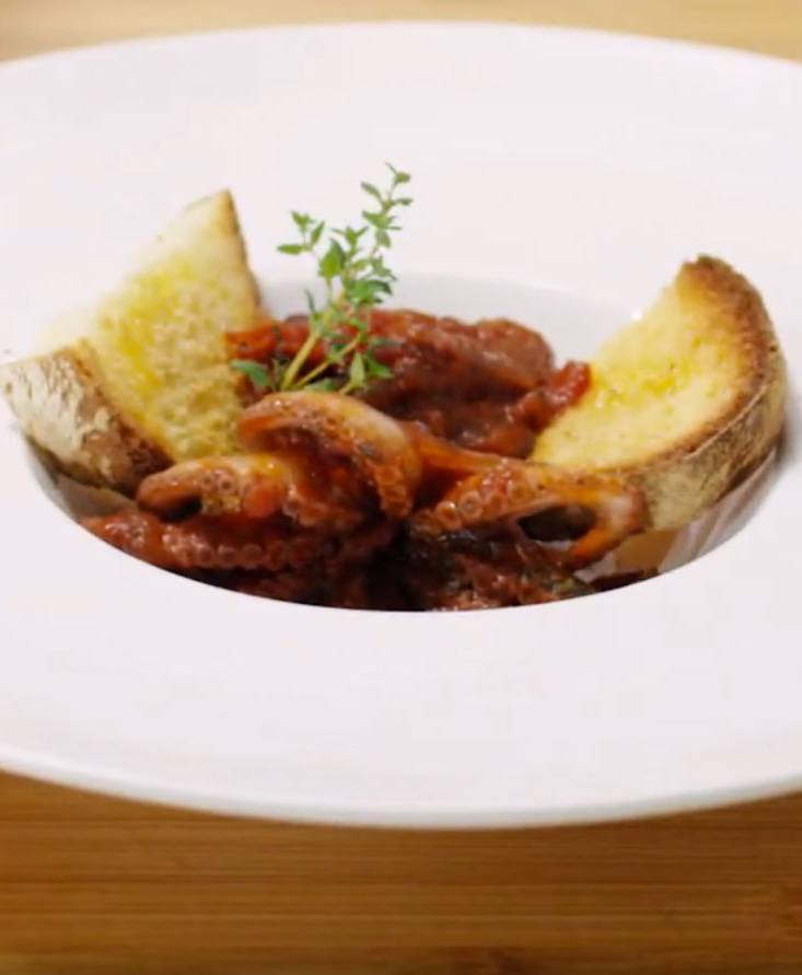 Kleine Kraken in Tomatensauce