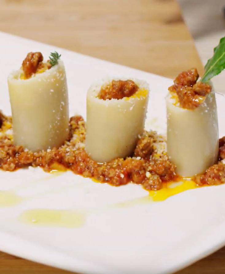 Paccheri in piedi alla bolognese