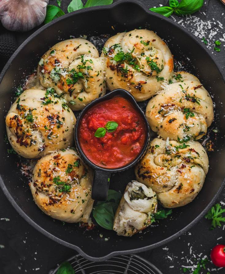 Knoblauch-Pizzaknoten mit Tomatendip