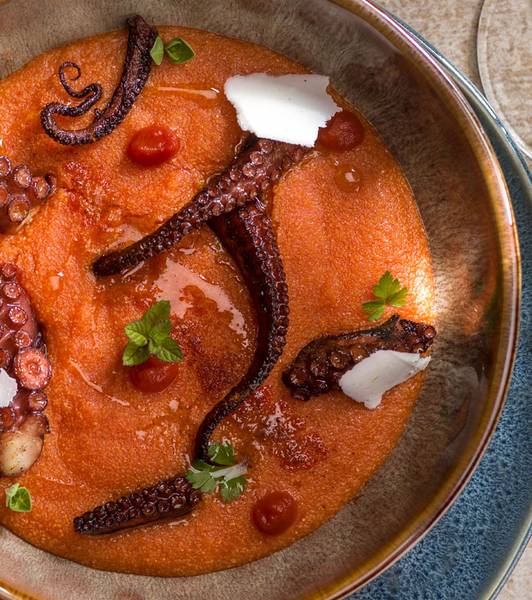 POLENTA MIT KNUSPRIGEM KRAKEN UND FEIN GEHOBELTEM RICOTTA-KÄSE