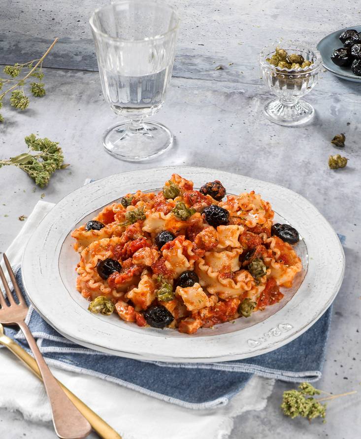 Reginette mit Sauce aus frischem Thunfisch, Tomaten, schwarzen Oliven ...