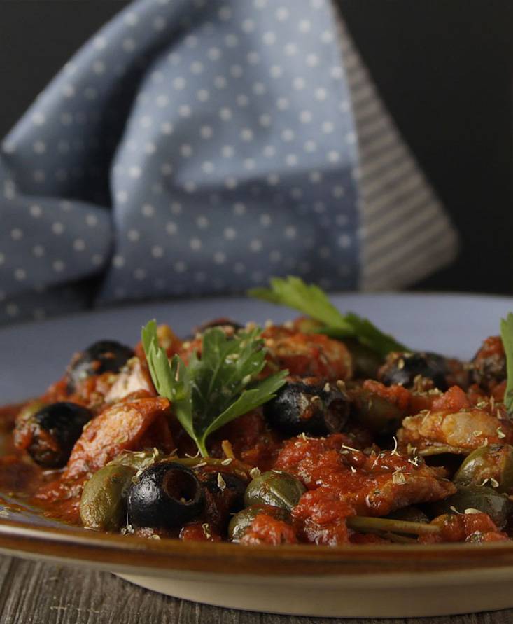 Schnitzel mit Tomatensauce und Oregano