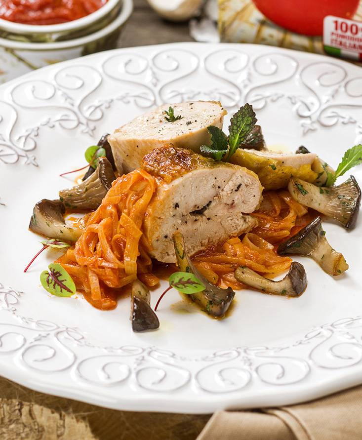 Suprême vom perlhuhn mit in tomaten geschmortem lauch und gedünsteten kräuterseitlingen