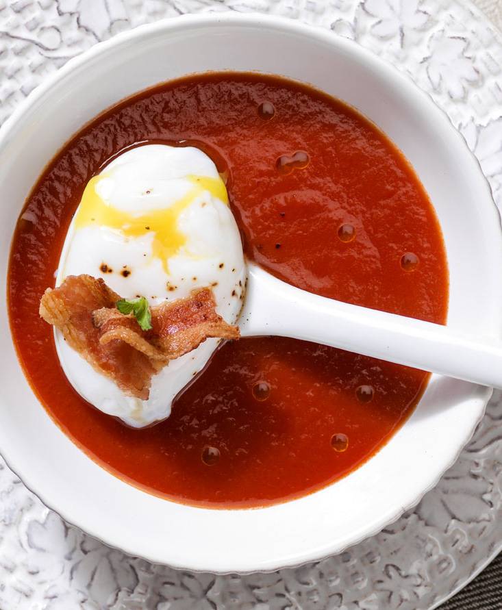 TOMATEN-CREMESUPPE MIT BEI NIEDRIGER TEMPERATUR GEKOCHTEM EI UND DURCHWACHSENEM SPECK